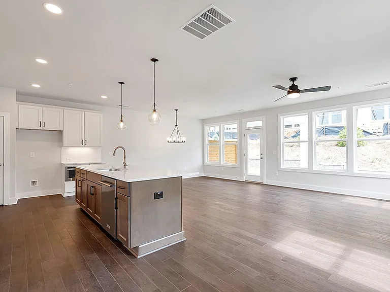 1258 Winterhaven Dr — Photo 5