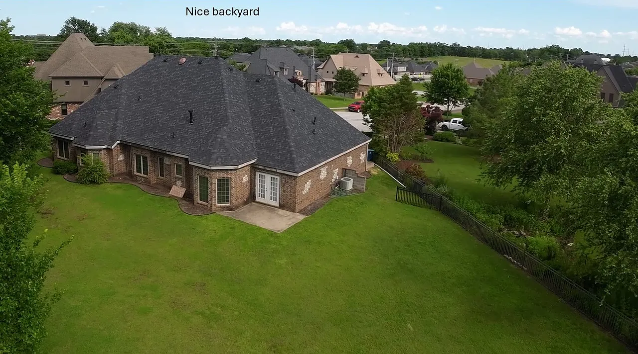 300 SW Bordeaux Court — Photo 4