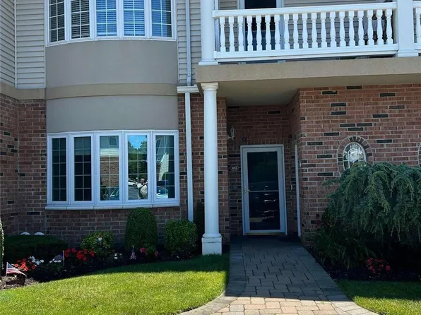 105 Francesca Way #105, Amityville, NY 11701