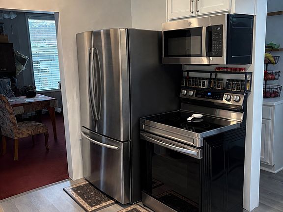 4th image of 637 Spring St