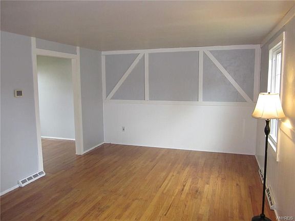 4th image of 33 Francine Ln