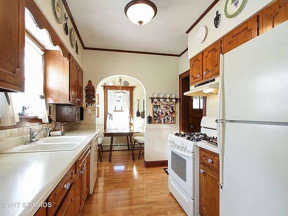 4th image of 325 Pleasant St
