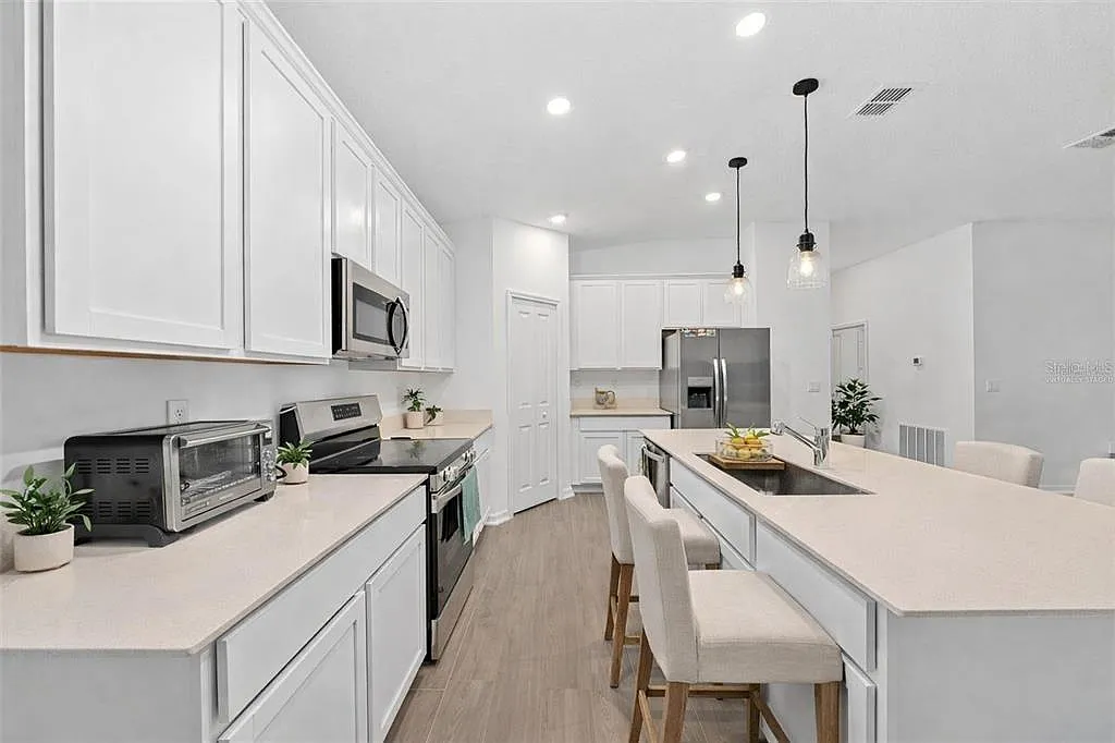 4 bed, 2.0 bath, 1936 sqft, $2,299 — Photo 4