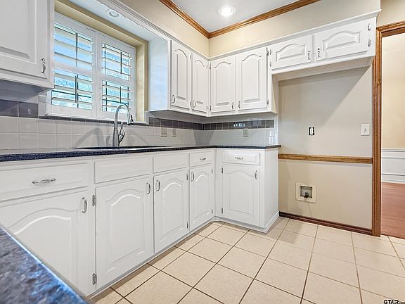 5th image of 5904 Stoneleigh Dr