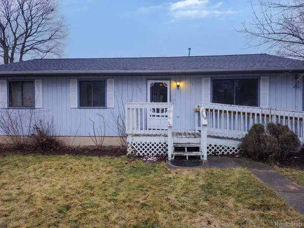 295 Oriole St, Lapeer, MI 48446