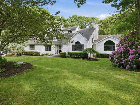 8 Lorraine Court, Medford, NY 11763