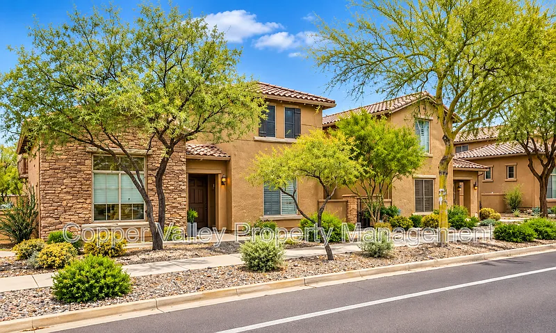 3 bed, 2.5 bath, 1941 sqft, $1,995 — Photo 1
