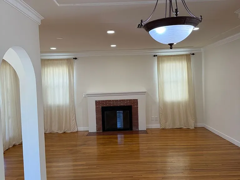 2523 S Bentley Ave — Photo 5