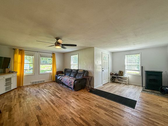 4th image of 2661 E Empire Ave