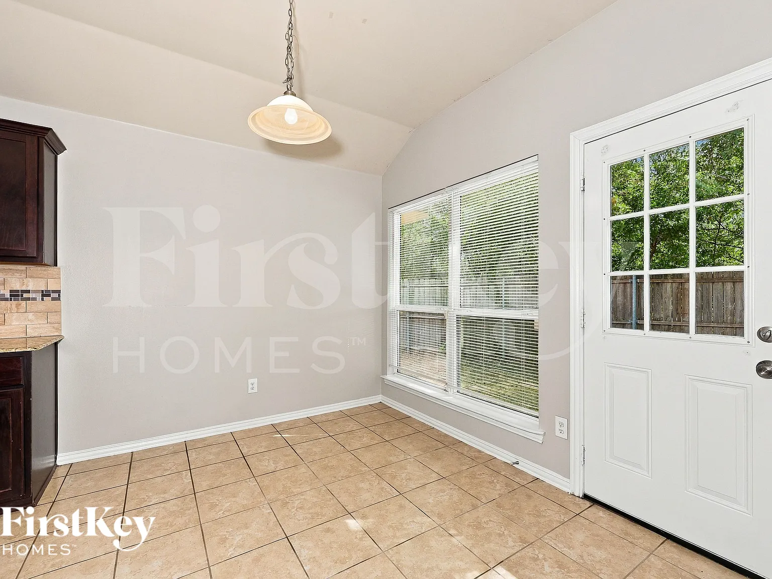 3 bed, 2.0 bath, 1804 sqft, $2,070 — Photo 4