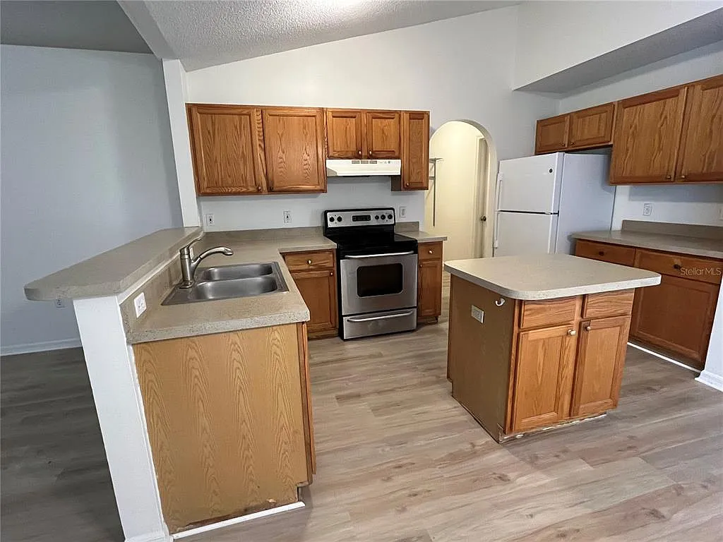 4 bed, 2.0 bath, 1661 sqft, $1,950 — Photo 3