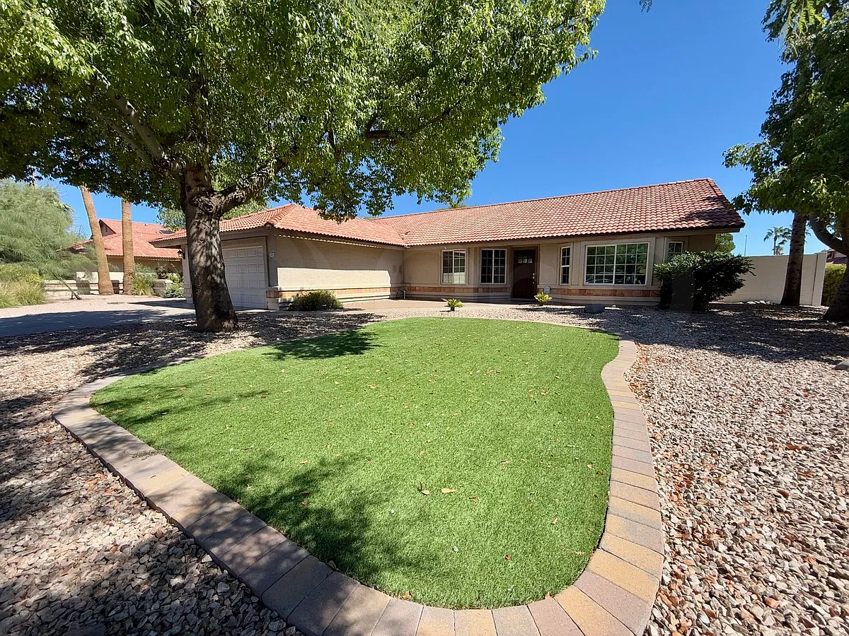 4 bed, 2.0 bath, 2003 sqft, $2,500 — Photo 2