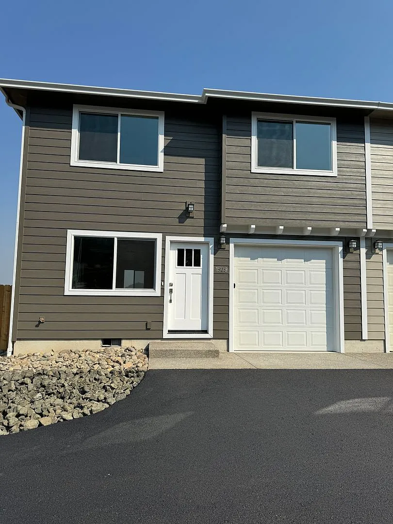 New 3 bedroom 2 1/2 bath home townhome on west side of Roseburg — Photo 1