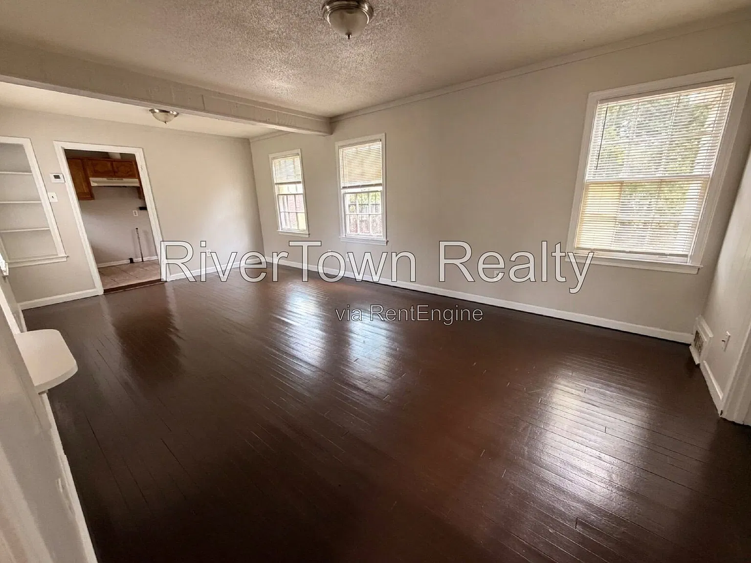 3 bed, 1.0 bath, 910 sqft, $995 — Photo 3