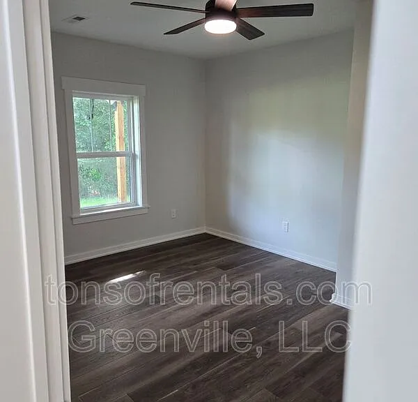 890 Crenshaw St — Photo 14