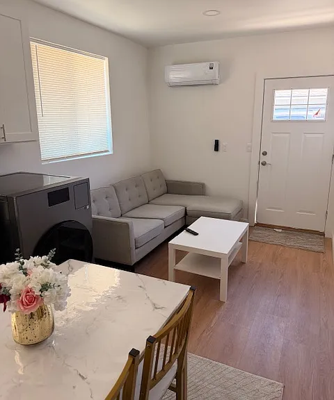 6917 Vanalden Ave — Photo 9