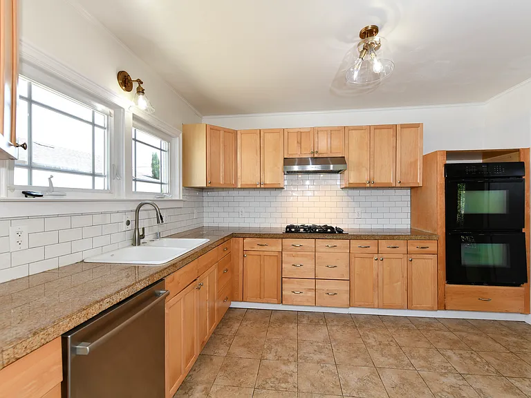 619 Seymour St — Photo 14