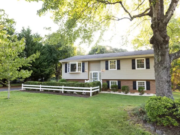 104 Forest Park Dr, Forest, VA 24551