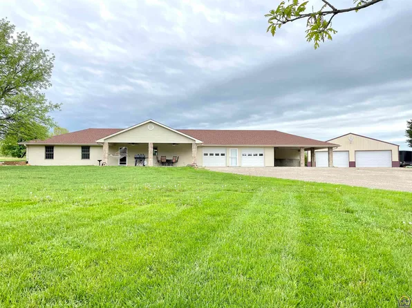 2226 NE 56th St, Topeka, KS 66617