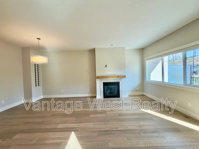 3 bed, 4.0 bath, 1800 sqft, $3,290 — Photo 4