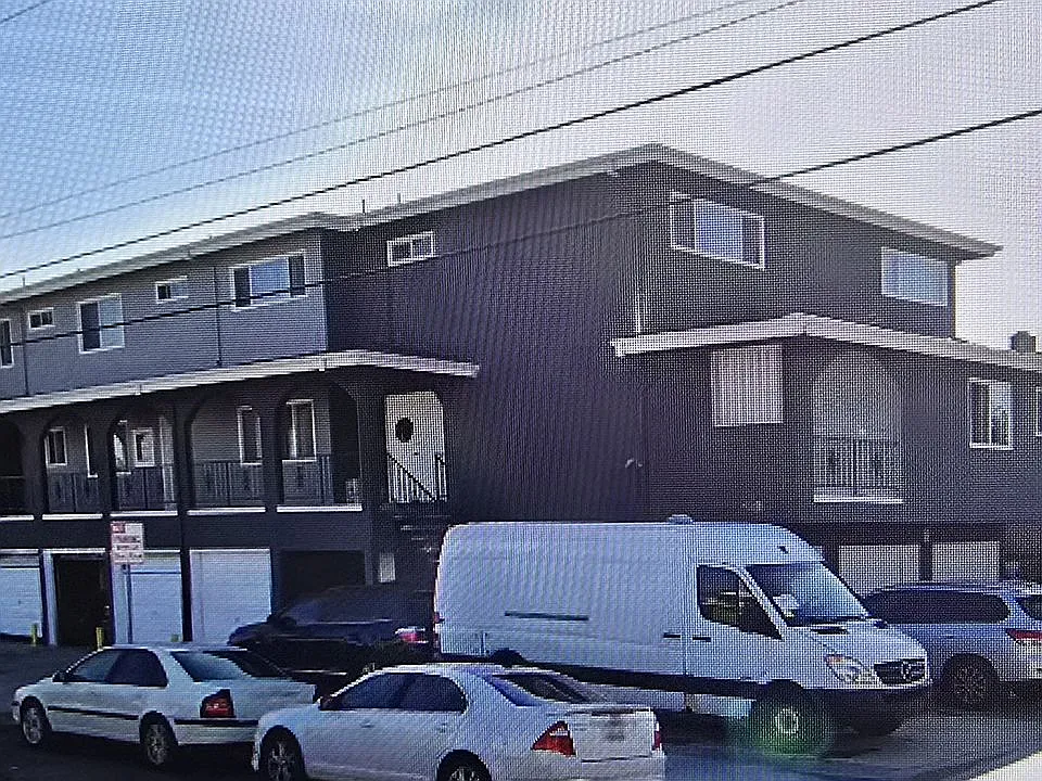 2 bed, 800 sqft, $2,400 — Photo 2