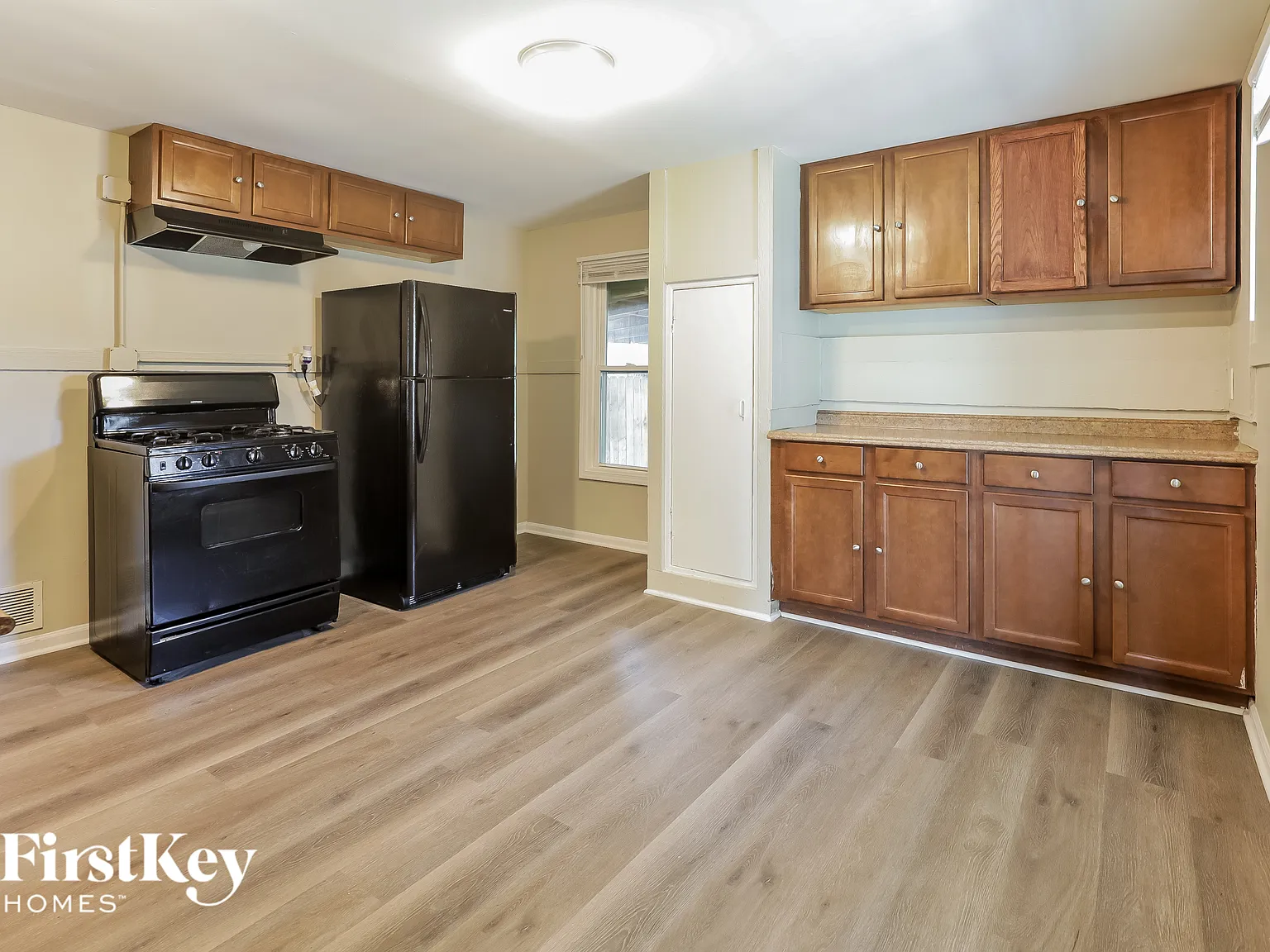 5 bed, 1.0 bath, 1181 sqft, $2,200 — Photo 4