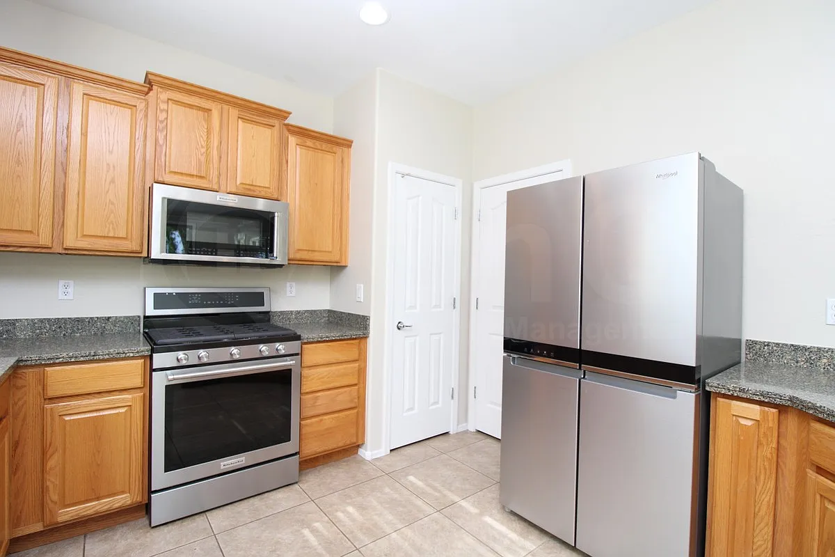 3 bed, 2.0 bath, 1723 sqft, $2,450 — Photo 3