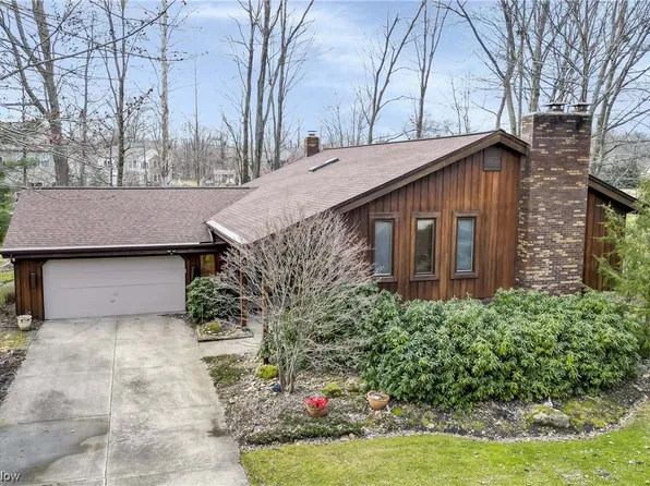 8990 Bluejay Ln, Mentor, OH 44060