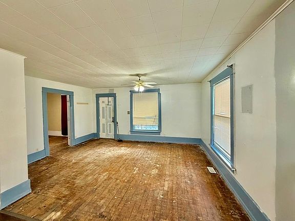 4th image of 210 S Poplar St