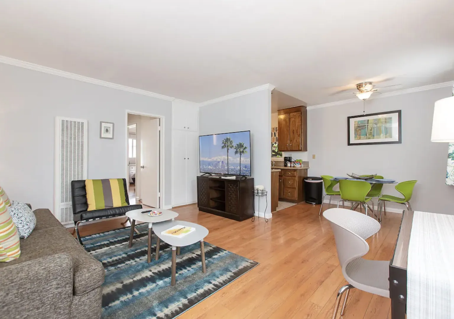 Trendy Sunny 2 Bdrm Flat in Heart of Weho — Photo 2