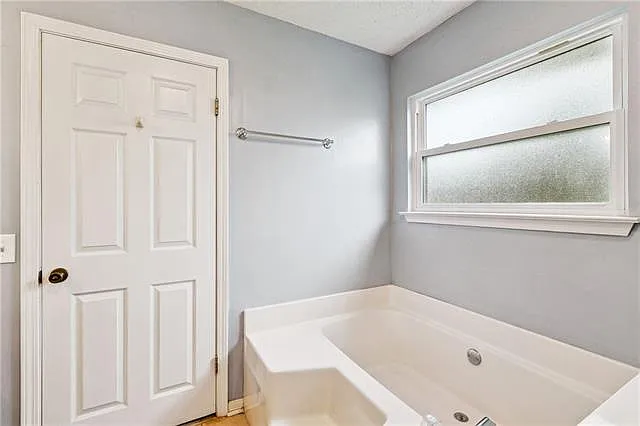 310 Oakley Ln — Photo 9
