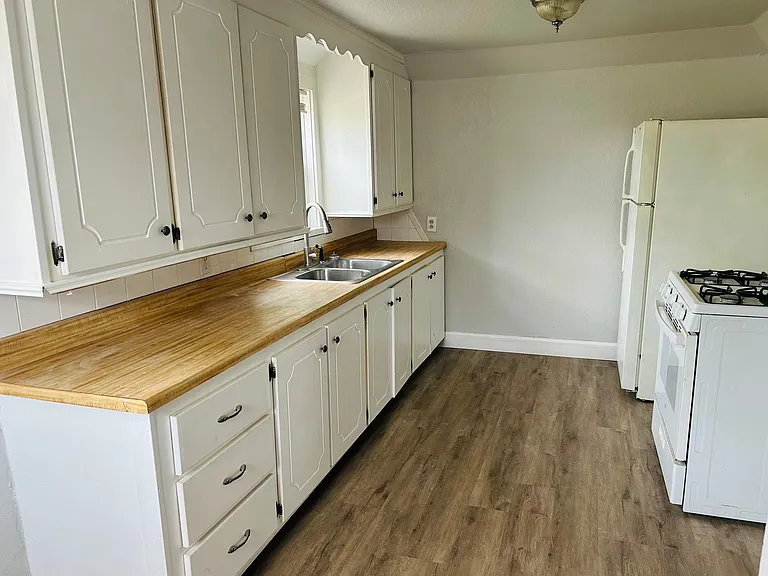 216 NE 4th St #218 — Photo 9