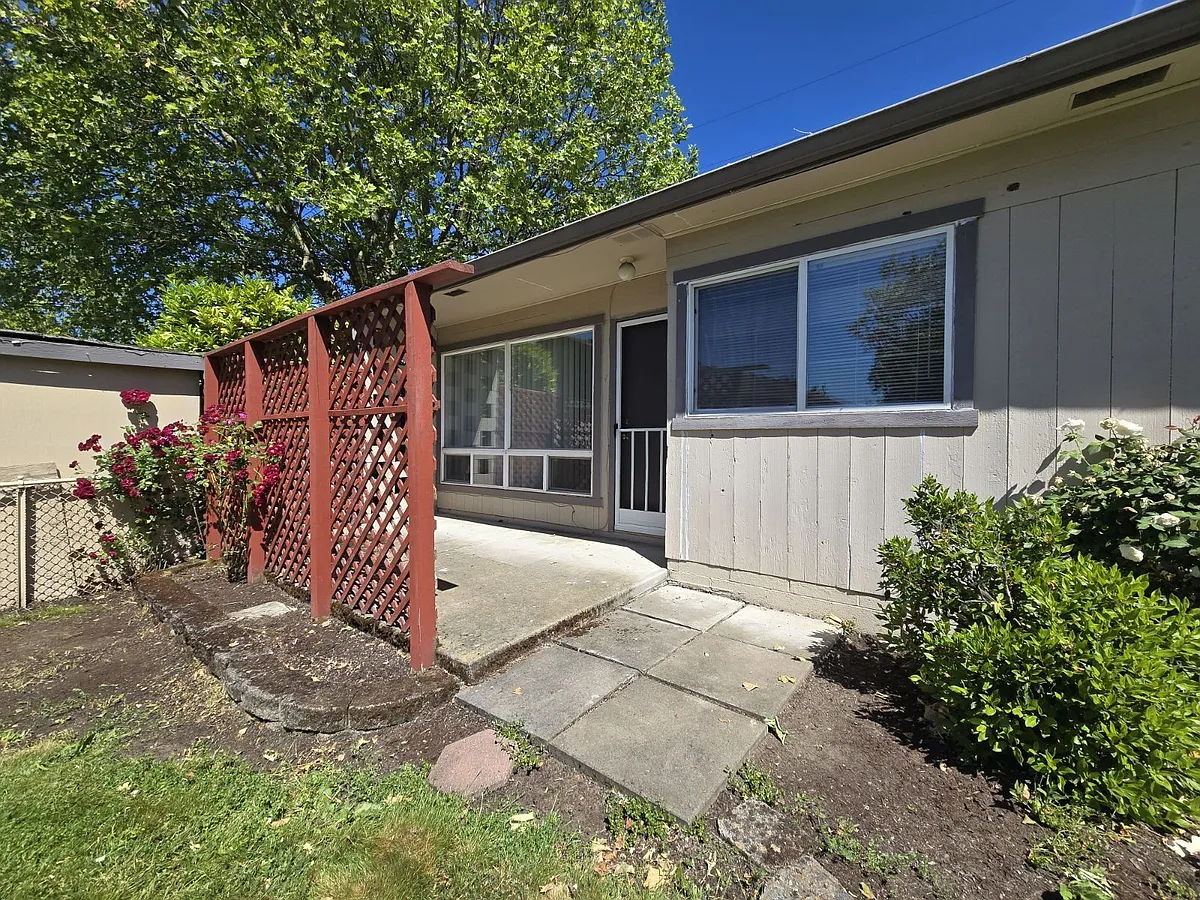 Building Photo - 751 NE Alameda Ave