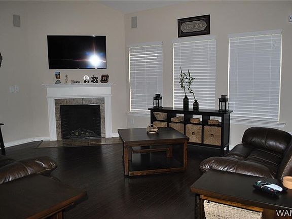 2nd image of 2711 Lily Cir