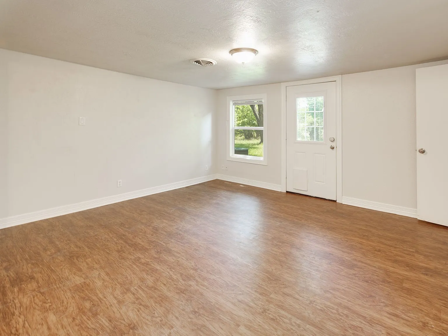 4 bed, 3.0 bath, 1992 sqft, $2,200 — Photo 4