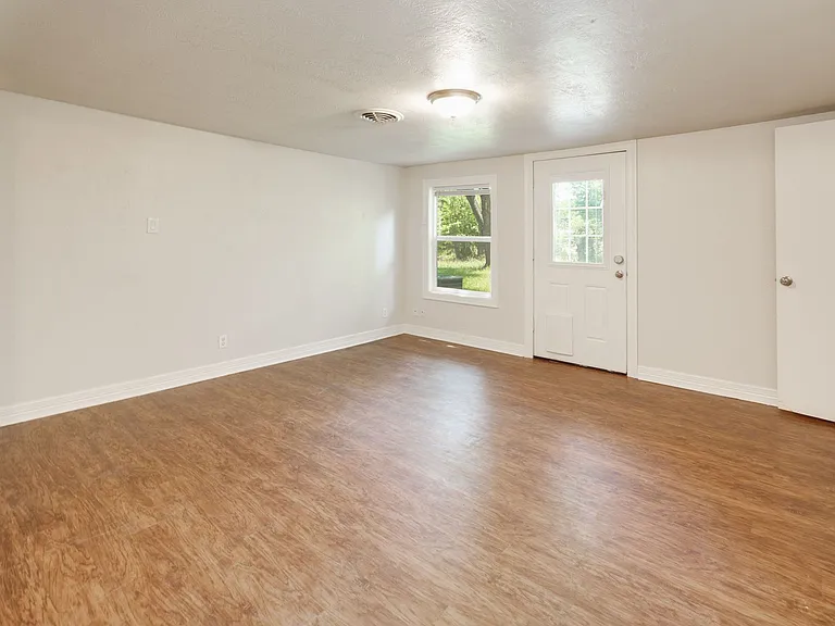 707 Enfield St — Photo 4