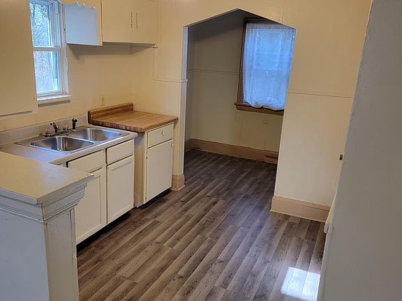 Kitchen with eating nook