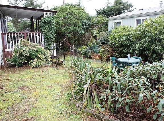 5th image of 1052 S Dolphin St