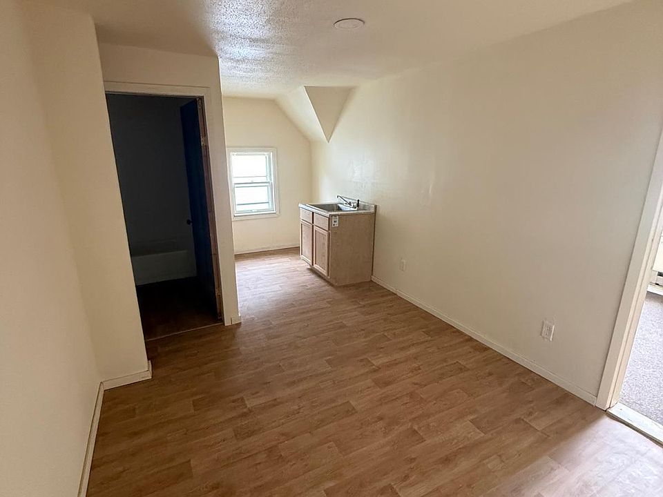 1st image of 2425 S 28th St