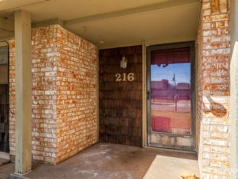 216 Dirks Dr — Photo 2