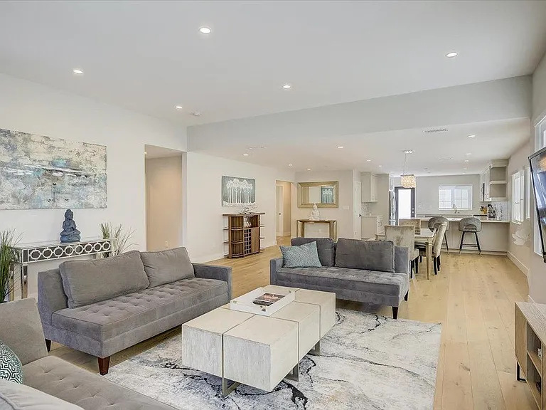 1832 S Redondo Blvd — Photo 3