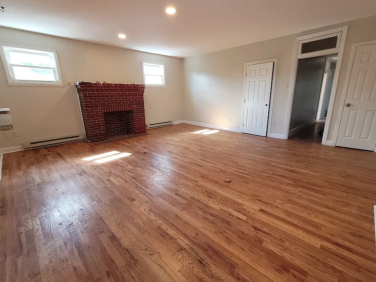 905 E King St — Photo 12