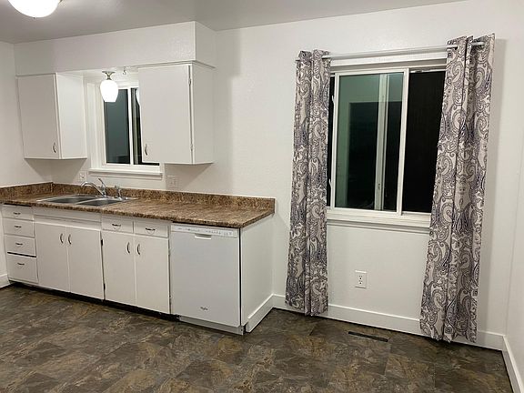 Gallery kitchen with eat - in area.