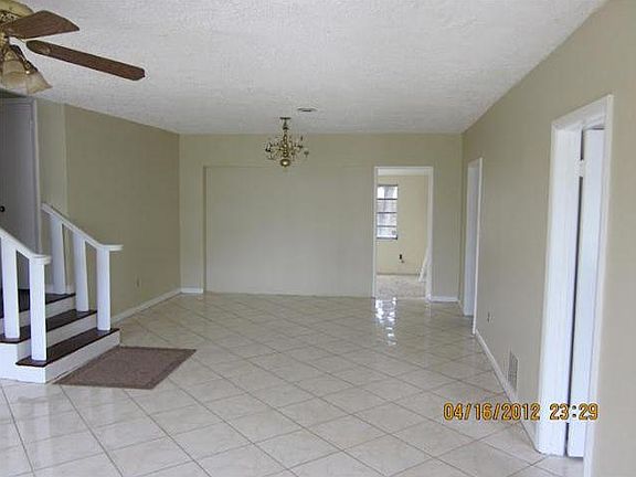 3rd image of 870 NE 178th St