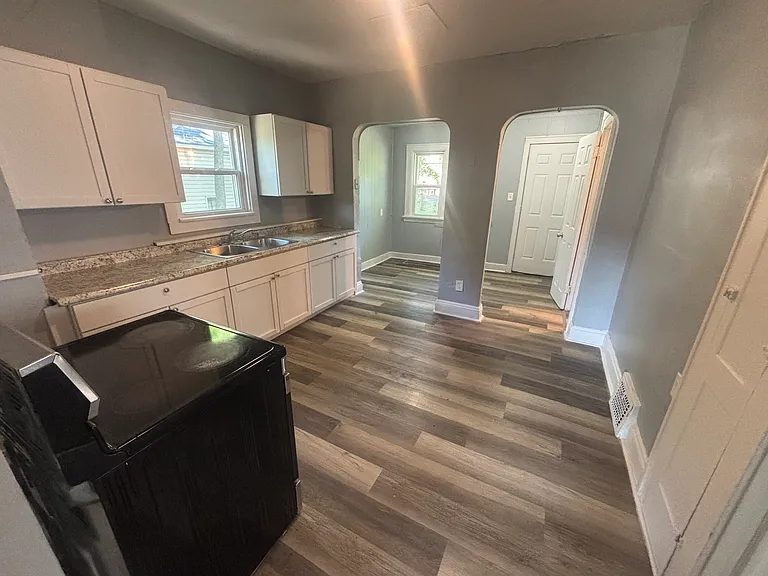 681 Moreley Ave — Photo 7
