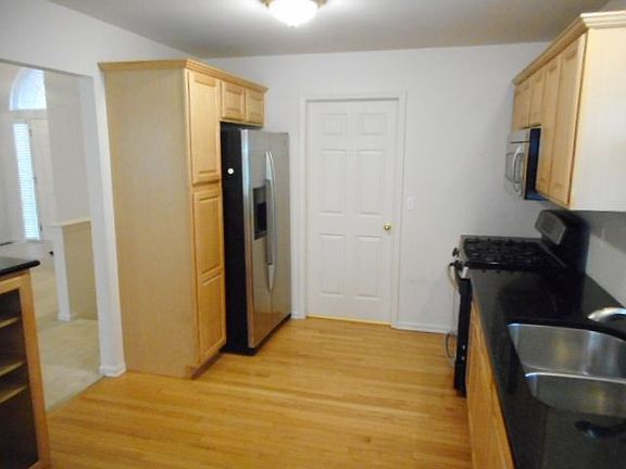 4th image of 733 Woodhaven Dr