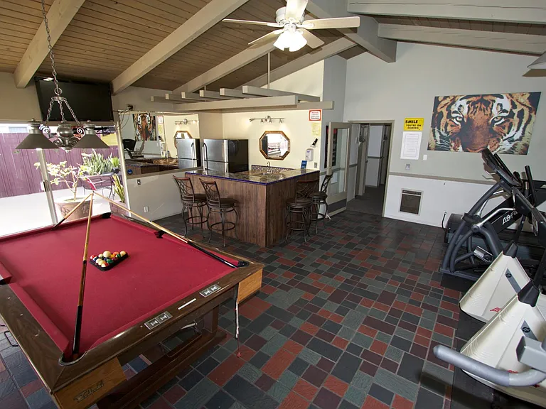 Chateau Garnet Apts. — Photo 18