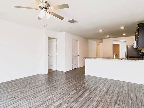 3rd image of 372 Kensington View Dr
