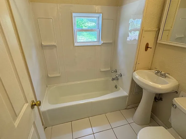 215 Spencer Ave — Photo 17