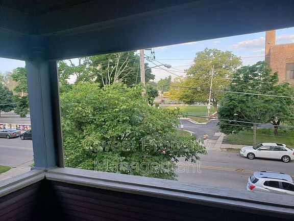 4th image of 422 1/2 Lafayette Ave SE